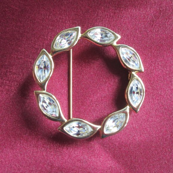 ๐ MONET GOLD ROUND SWARVORSKI CRYSTAL LEAF BROOCH โ VINTAGE ๐ - Picture 3 of 13